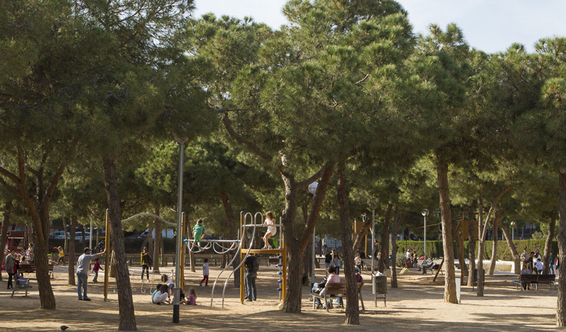 Bosque niños parque Joan Miró en Sants