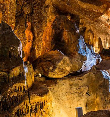 Visita las cuevas de Montserrat